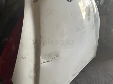 Капот Lexus es300 с дефектом за 35 000 тг. в Алматы – фото 4