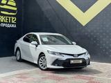 Toyota Camry 2021 года за 15 250 000 тг. в Актау – фото 3