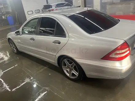 Mercedes-Benz C 200 2001 года за 3 550 000 тг. в Астана – фото 4