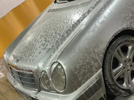 Mercedes-Benz E 200 1997 года за 4 000 000 тг. в Сатпаев – фото 2