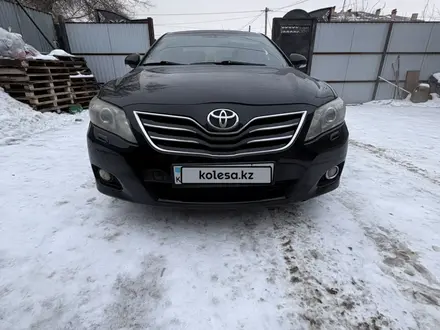 Toyota Camry 2011 года за 8 200 000 тг. в Актобе – фото 2