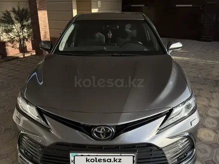 Toyota Camry 2023 года за 19 500 000 тг. в Шымкент – фото 2