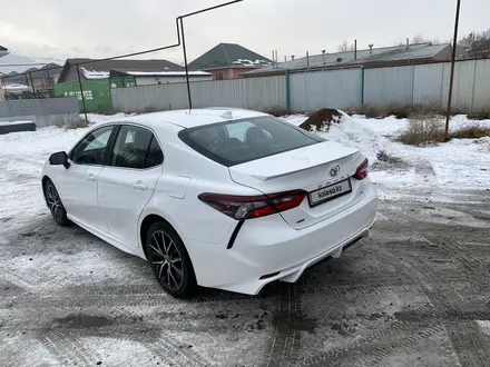 Toyota Camry 2021 года за 14 000 000 тг. в Алматы – фото 3