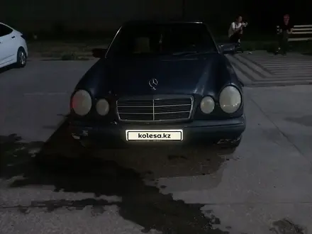 Mercedes-Benz E 230 1997 года за 2 700 000 тг. в Шымкент – фото 2