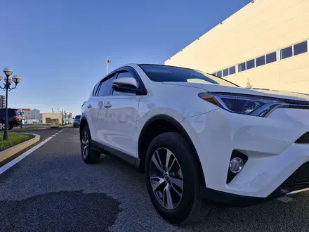 Toyota RAV4 2018 года за 9 500 000 тг. в Атырау – фото 11