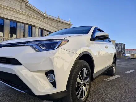 Toyota RAV4 2018 года за 9 500 000 тг. в Атырау – фото 12