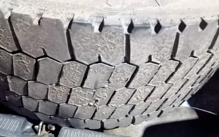 Шину с диском в сборе, без порезов и трещин за 40 000 тг. в Кокшетау