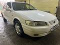 Toyota Camry 1998 годаүшін4 300 000 тг. в Семей – фото 2