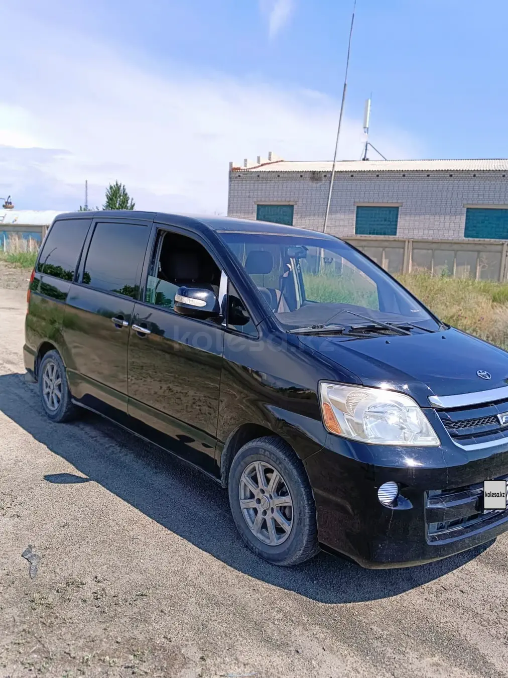 Toyota Noah, 2003