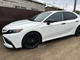 Toyota Camry 2021 года за 11 500 000 тг. в Уральск – фото 4