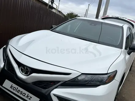 Toyota Camry 2021 года за 11 500 000 тг. в Уральск – фото 7