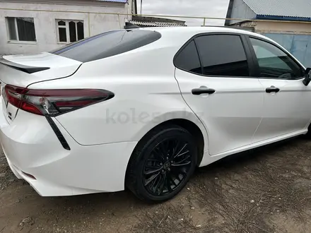 Toyota Camry 2021 года за 11 500 000 тг. в Уральск – фото 6