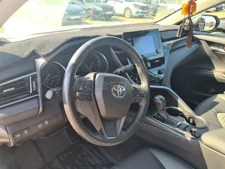 Toyota Camry 2021 года за 11 500 000 тг. в Уральск – фото 9