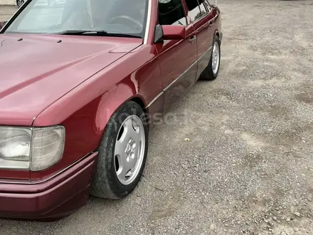 Mercedes-Benz E 220 1993 года за 2 100 000 тг. в Тараз – фото 3