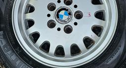 Диски BMW E36 с резиной Nokian Hakkapeliitta 4 R15 7J 5x120 ET47 за 105 000 тг. в Алматы – фото 2
