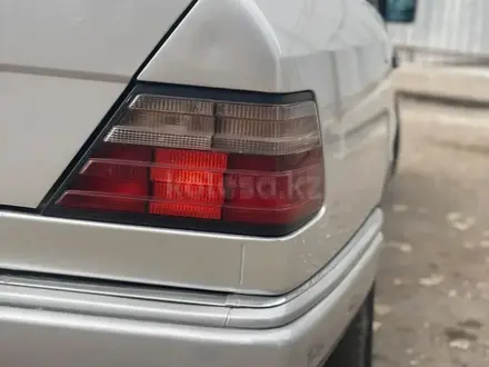 Mercedes-Benz E 200 1993 года за 2 600 000 тг. в Алматы – фото 4