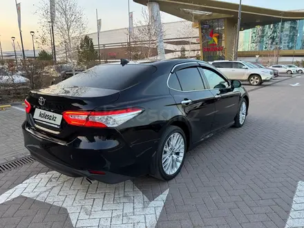 Toyota Camry 2019 года за 14 750 000 тг. в Астана – фото 2