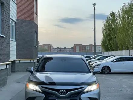 Toyota Camry 2018 года за 9 000 000 тг. в Актобе – фото 33