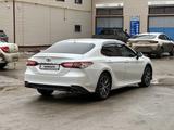 Toyota Camry 2021 года за 16 000 000 тг. в Актобе – фото 4