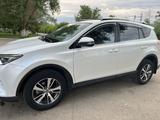 Toyota RAV4 2018 года за 13 500 000 тг. в Уральск – фото 3