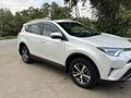 Toyota RAV4 2018 годаүшін13 500 000 тг. в Уральск – фото 2