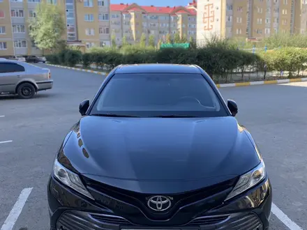 Toyota Camry 2018 года за 14 300 000 тг. в Актобе