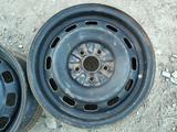 Два оригинальных металлических диска на Toyota Carina (R14 5*100 Ц за 25 000 тг. в Астана – фото 3