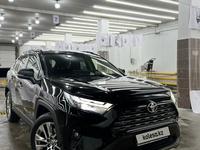 Toyota RAV4 2022 года за 19 000 000 тг. в Атырау