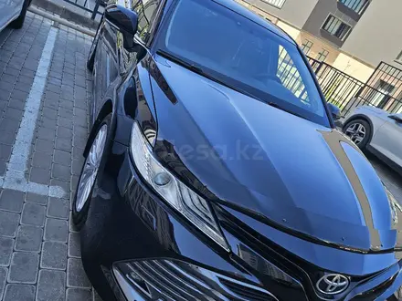 Toyota Camry 2020 года за 14 000 000 тг. в Шымкент – фото 2