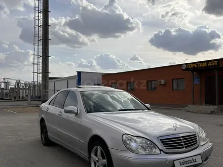 Mercedes-Benz S 320 2000 года за 4 000 000 тг. в Байконыр – фото 14