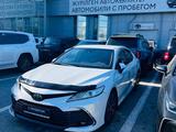 Toyota Camry Luxe 2021 года за 13 900 000 тг. в Алматы