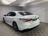 Toyota Camry Luxe 2021 года за 13 600 000 тг. в Алматы – фото 2