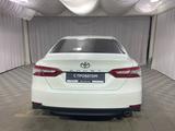 Toyota Camry Luxe 2021 года за 13 600 000 тг. в Алматы – фото 4