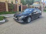 Toyota Camry 2020 года за 13 200 000 тг. в Астана – фото 2