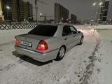 Mercedes-Benz C 240 1997 года за 3 300 000 тг. в Астана – фото 2