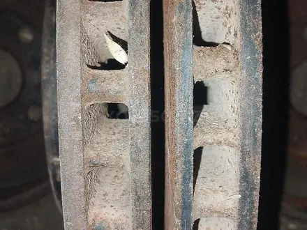 Тормозные диски передний за 1 000 тг. в Кокшетау