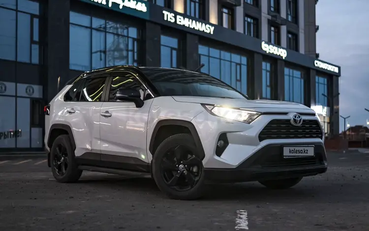 Toyota RAV4 2021 года за 17 500 000 тг. в Астана