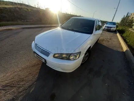 Toyota Camry 2000 года за 3 200 000 тг. в Алматы – фото 2