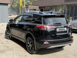 Toyota RAV4 2018 года за 12 850 000 тг. в Алматы – фото 3