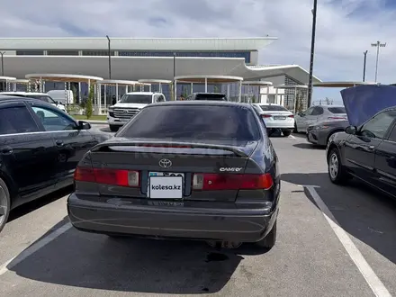 Toyota Camry 2000 года за 2 600 000 тг. в Кызылорда – фото 2