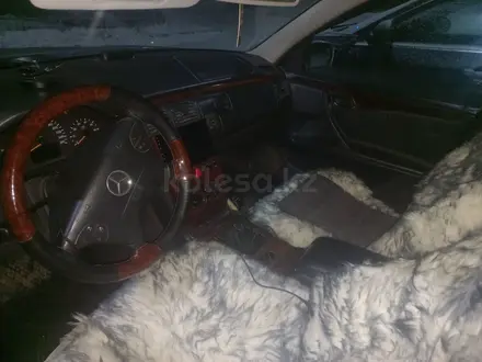 Mercedes-Benz E 240 2000 года за 4 200 000 тг. в Актобе – фото 6