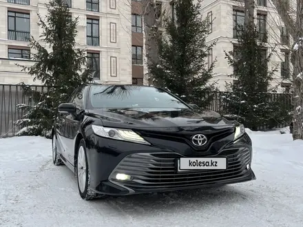 Toyota Camry 2018 года за 14 500 000 тг. в Астана – фото 2