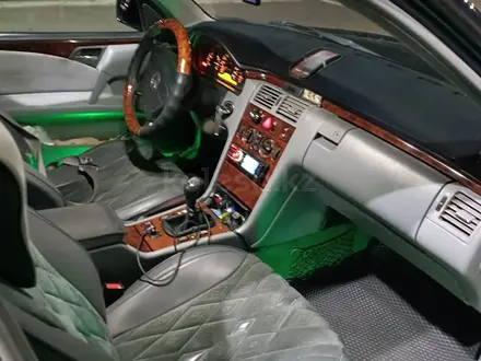 Mercedes-Benz E 240 1999 года за 3 200 000 тг. в Караганда – фото 16
