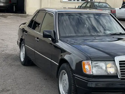 Mercedes-Benz E 220 1993 года за 2 000 000 тг. в Караганда – фото 12