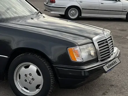 Mercedes-Benz E 220 1993 года за 2 000 000 тг. в Караганда – фото 13