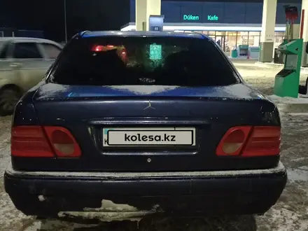 Mercedes-Benz E 200 1996 года за 2 400 000 тг. в Астана – фото 4