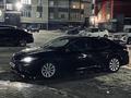 Toyota Camry 2019 года за 7 800 000 тг. в Уральск – фото 2