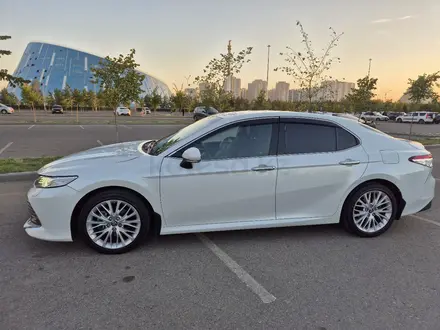 Toyota Camry 2018 года за 13 500 000 тг. в Астана – фото 2
