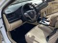 Toyota Camry 2014 года за 7 200 000 тг. в Актобе – фото 2