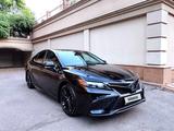 Toyota Camry 2022 года за 15 500 000 тг. в Алматы – фото 3